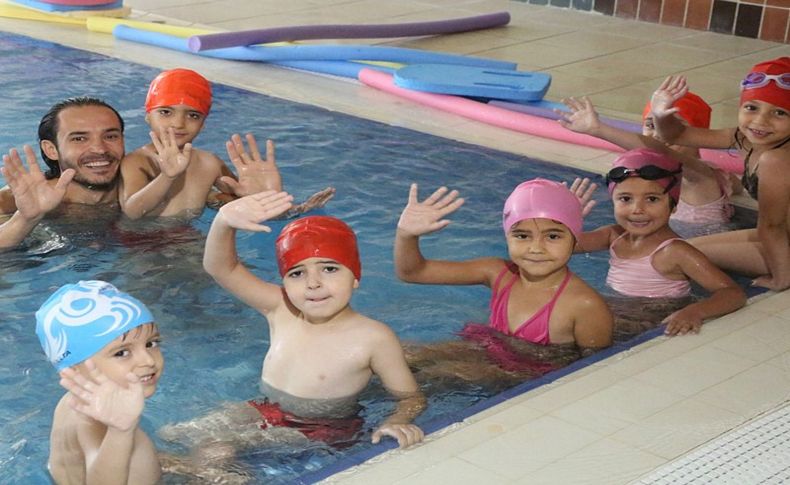 Bornova’da yaz-kış yüzme keyfi