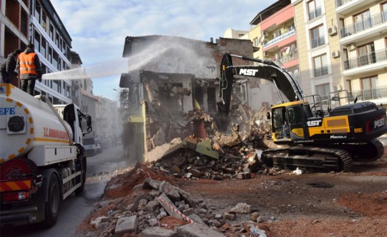 Bornova’da yeşil alan atağı! Metruk binalar yıkılıyor