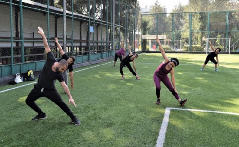 Bornova'da zumba dersleri açık havada