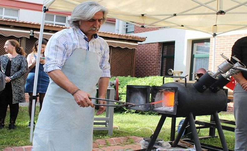 Bornova Kaymakamı demir dövdü