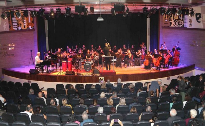 Bostanlı Suat Taşer Tiyatrosu kapılarını açtı