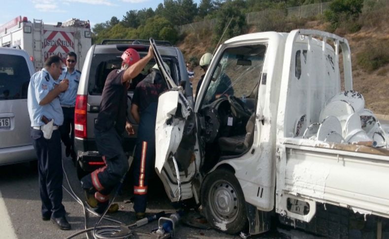 Boya yüklü kamyonet kaza yapınca, yol beyaza boyandı