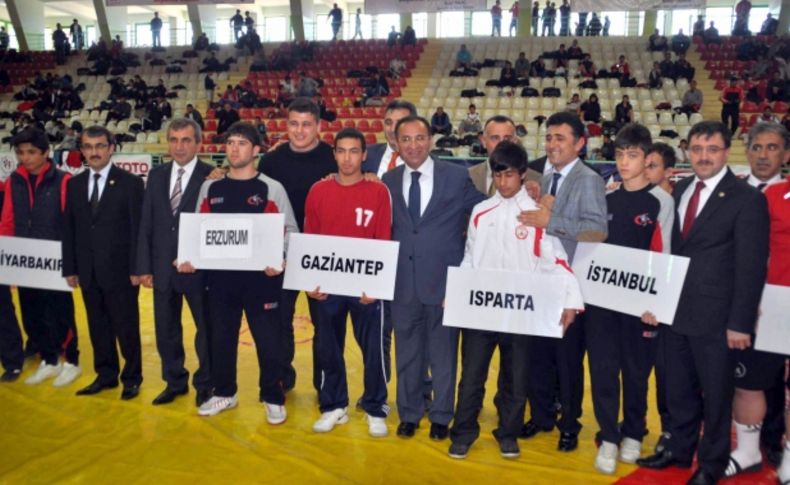 Bozdağ, Türkiye Yıldızlar Grekoromen Güreş Şampiyonasını izledi