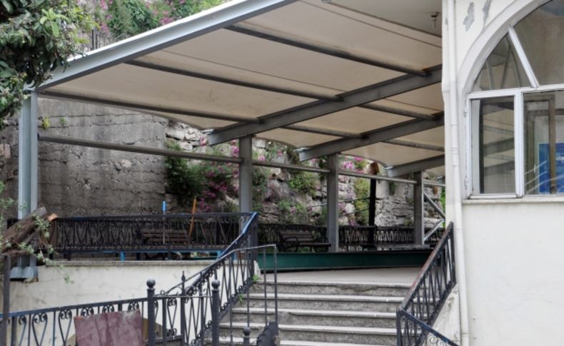 Bozhane Camii'nin avlusu kapatıldı