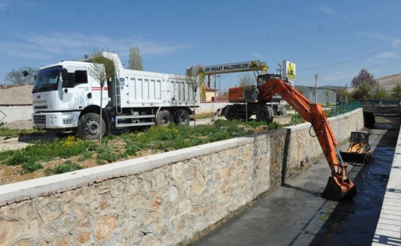 Bozüyük'te kanalboyu temizlendi