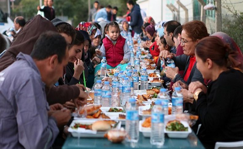 Bornova’da gönüller de sofralar da bir