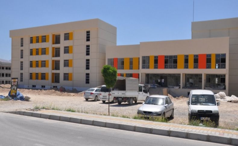 Bu fakültede okuyan öğrencilere 9 ay boyunca 500 lira yurt ve burs imkanı