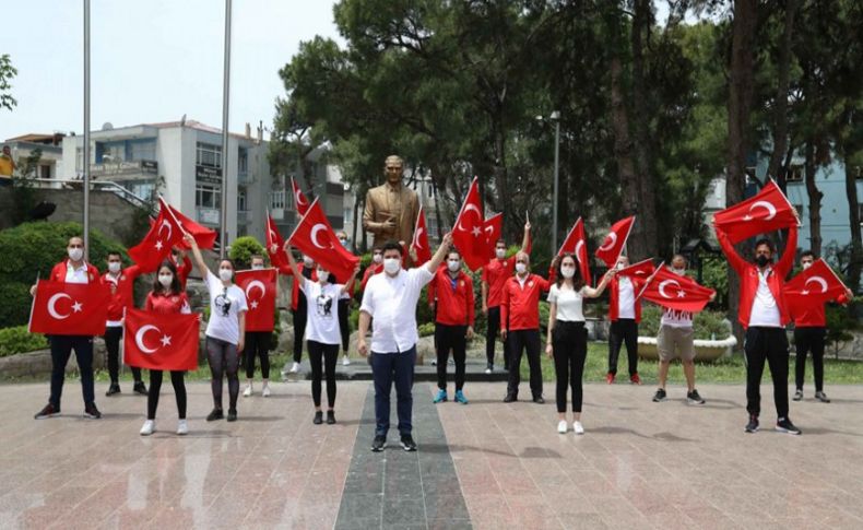 Buca’da balkonlardan karnaval gibi kutlama