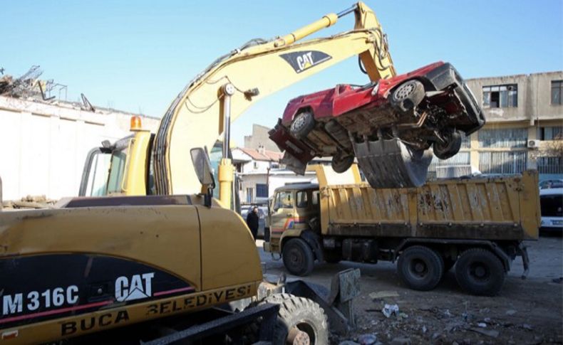 Buca’da hurda araçlar toplandı