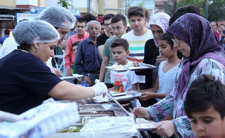 Buca’da ilk iftar Kasaplar Meydanı’nda