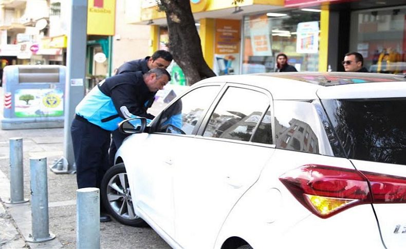 Buca'da kaldırıma parka geçit yok