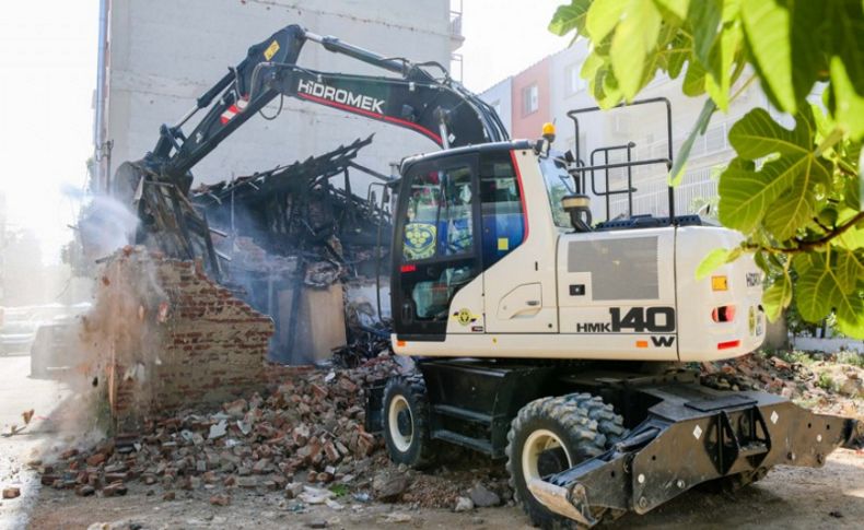 Buca'da mahallelinin kabusu olan metruk bina yıkıldı