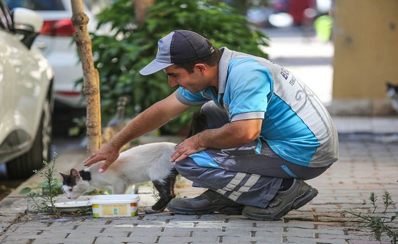 Buca’nın koca yürekli temizlik personeli sokaklara sevgi ekiyor