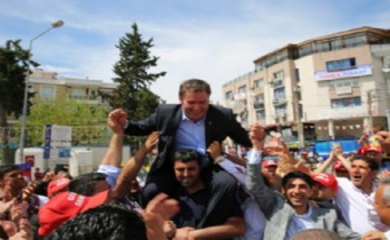 Buca’da sendika coşkusu meydanlara taştı: Başkan omuzlarda
