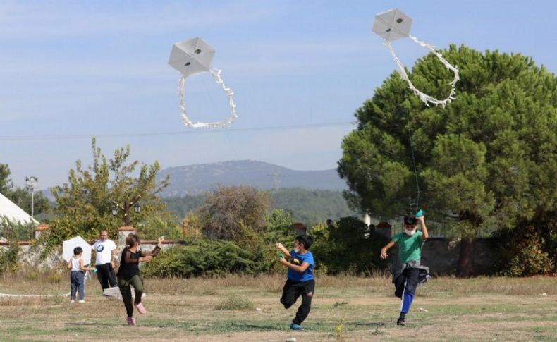 Bucalı çocuklar güzel havanın tadını uçurtmayla çıkardı