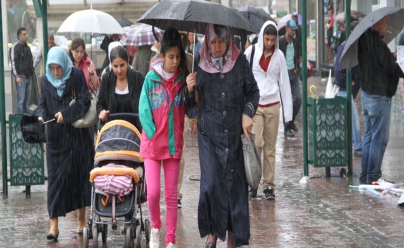 Bursa’da etkili olan sağanak yağış hayatı olumsuz etkiliyor