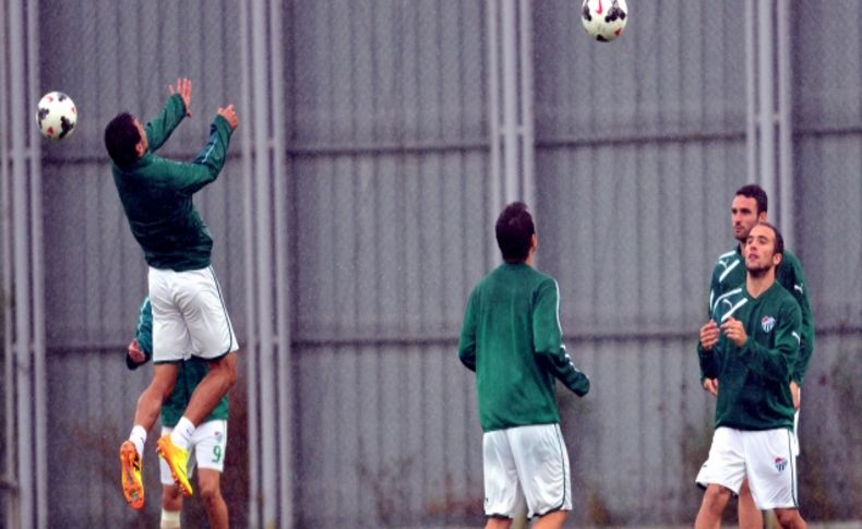 Bursaspor, yağmur altında çalıştı