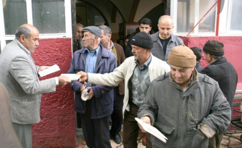 Büyükeceli Belediyesi Kutlu Doğum nedeniyle kitap dağıttı