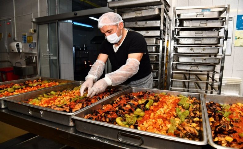 Büyükşehir Aşevi depremzedeler için gece gündüz iş başında