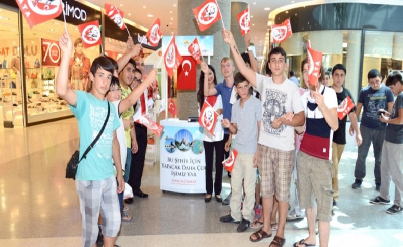 Büyükşehir Belediyesi Zafer Bayramı’nda bayrak ve rozet dağıttı