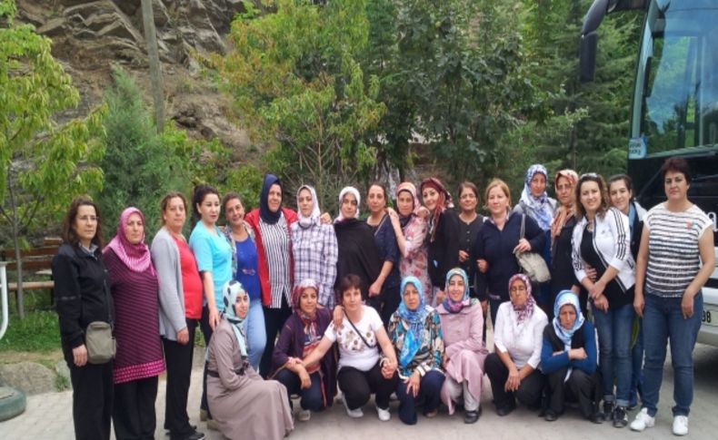 Büyükşehir Belediyesi'nden kadın çalışanlarına Karadeniz turu