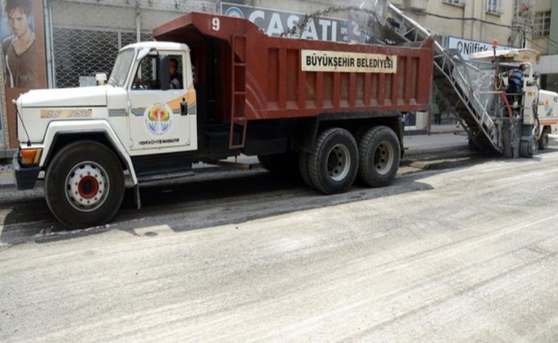 Büyükşehir ekipleri Ordu Caddesi’nde asfalt çalışması yapıyor