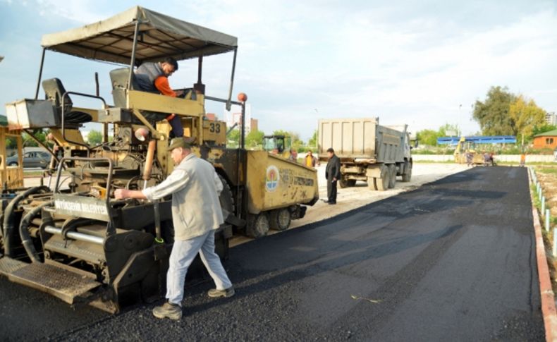 Büyükşehir, okulların bahçesini asfaltlıyor
