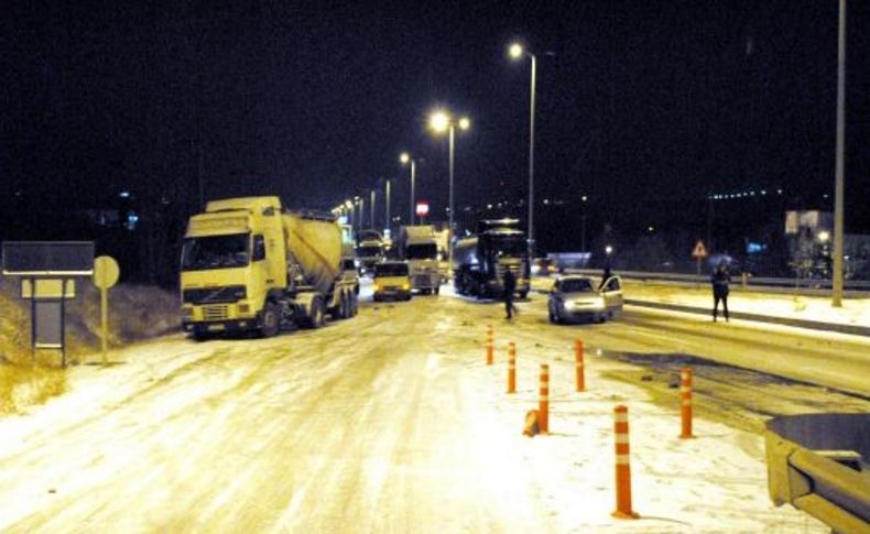 Buzlu Yolda Araçlar Mahsur Kaldi