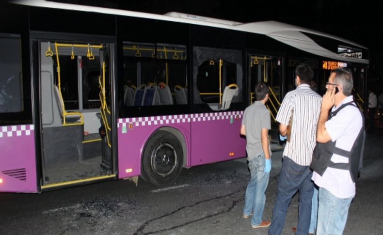 Caddeyi kapatıp otobüse molotof atan gruba polis müdahale etti