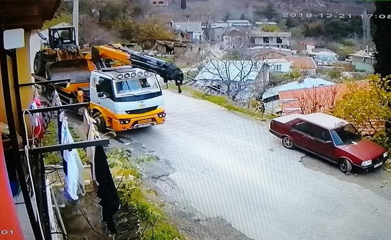 Çaldığı iş makinesini vince yükleyip götürdü