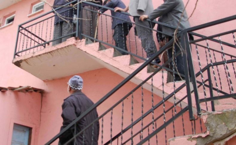 Cami hasarlı olunca namazı muhtarlık binasında kıldılar