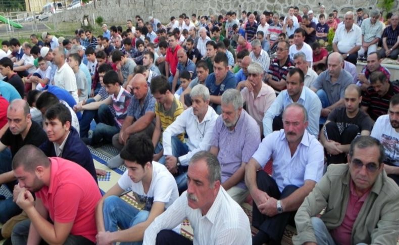 Camiler yetersiz kaldı, avluya halılar serildi