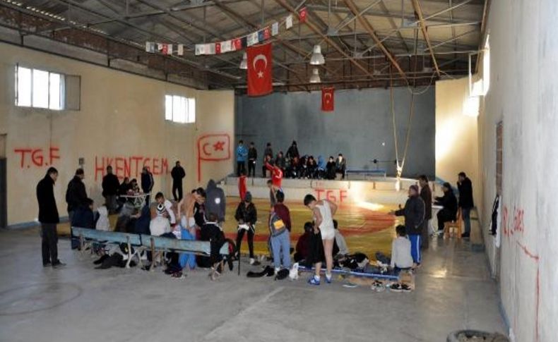 Camlari Kirik Salonda Güreş Seçmeleri
