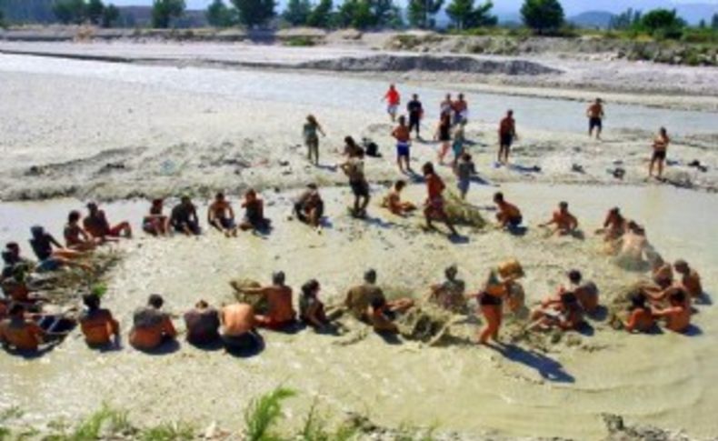 Alternatif tatil eğlencesi çamur banyosu