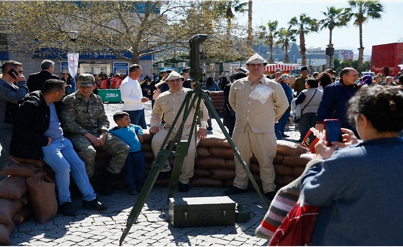 Çanakkale ruhunu Konak Meydanı'nda yaşattılar