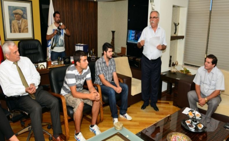 Çanakkale Belediyesi burs verdiği başarılı öğrencileri ödüllendirdi