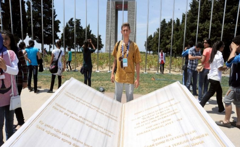 Çanakkale Şehitliği'nde dünyaya barış mesajı verdiler