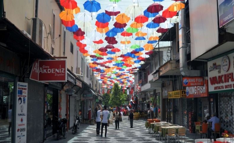 Çarşının üzerine yüzlerce şemsiye ile dekor yapıldı