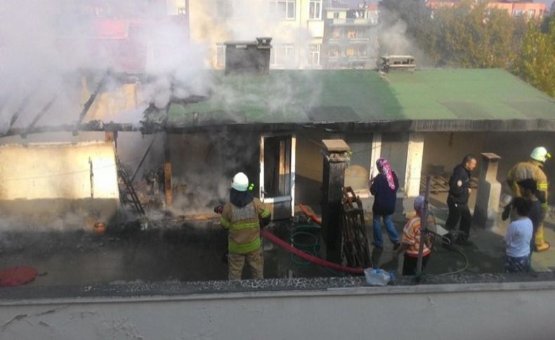 Çatı katındaki evde bacadan yangın çıktı