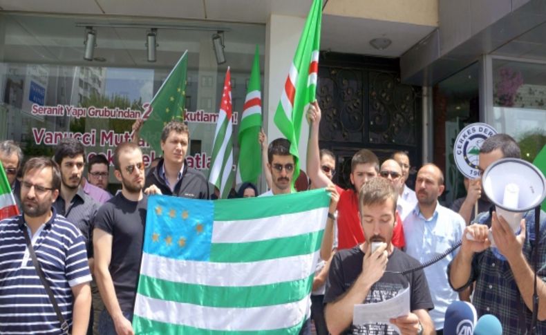 Çeçen konsolos cinayeti evinin önünde protesto edildi