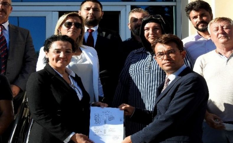 Çeşme AK Parti'de yeni yönetim mazbatasını aldı