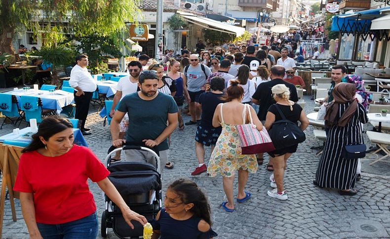 Çeşme, bayramda nüfusunun 25 katı misafir ağırlıyor