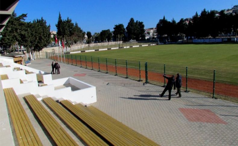 Çeşme'de çim saha tamamlandı, ilk maç o tarihte