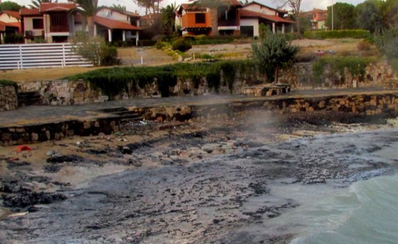 Çeşme’de gemiden sızan yakıt denizin rengini değiştirdi