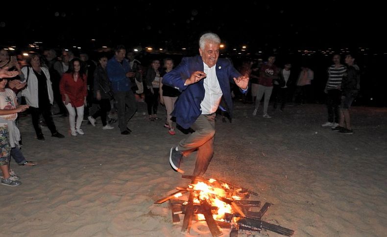 Çeşme'de Hıdırellez ateşi plajda yandı