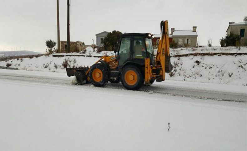 Çeşme'de ilk kez iş makineleri yol açtı, tuzlama yapıldı