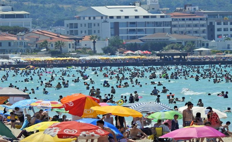 Çeşme'de plajlar dolup taştı