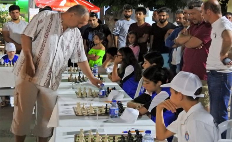 Çeşme'de satrancın büyük ustasından simültane şov