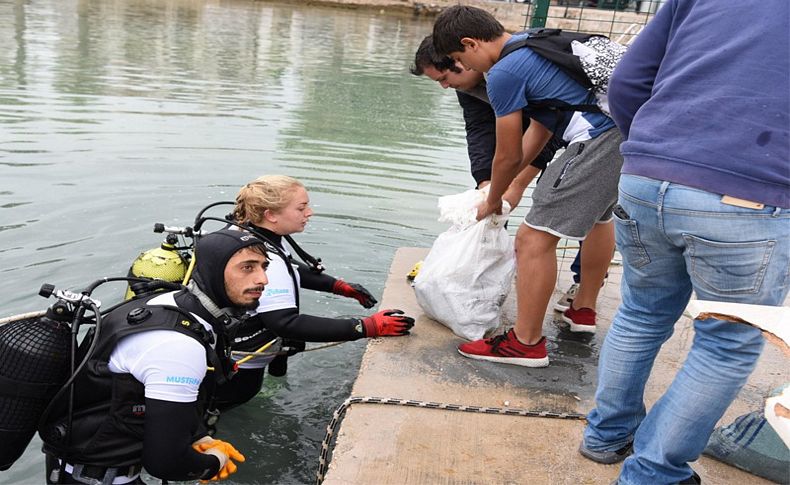 Çeşme'de yağmur altında kıyı ve deniz temizliği