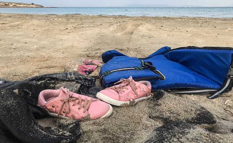 Çeşme'deki faciadan geriye bunlar kaldı! Karaya vuran eşyalar yürek burktu